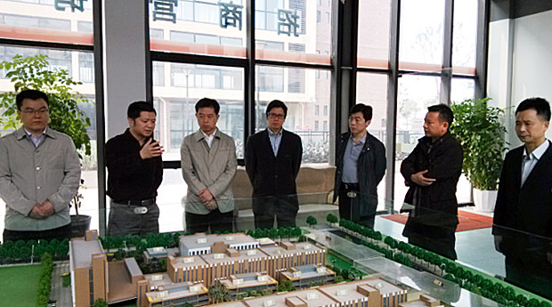 广水市领导一行考 察天海星茶园工业社区，听取招商负责人介绍项目情况。