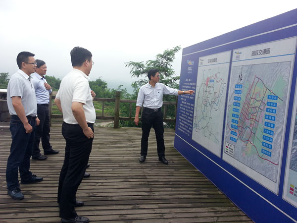 天海星集团董事、常务副总裁张光凯向昆山代表团介绍水土高新园区产业布局和重点项目建设情况。