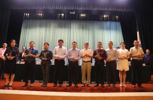 天海星两江数码工坊副总经理罗星海代表天海星领奖